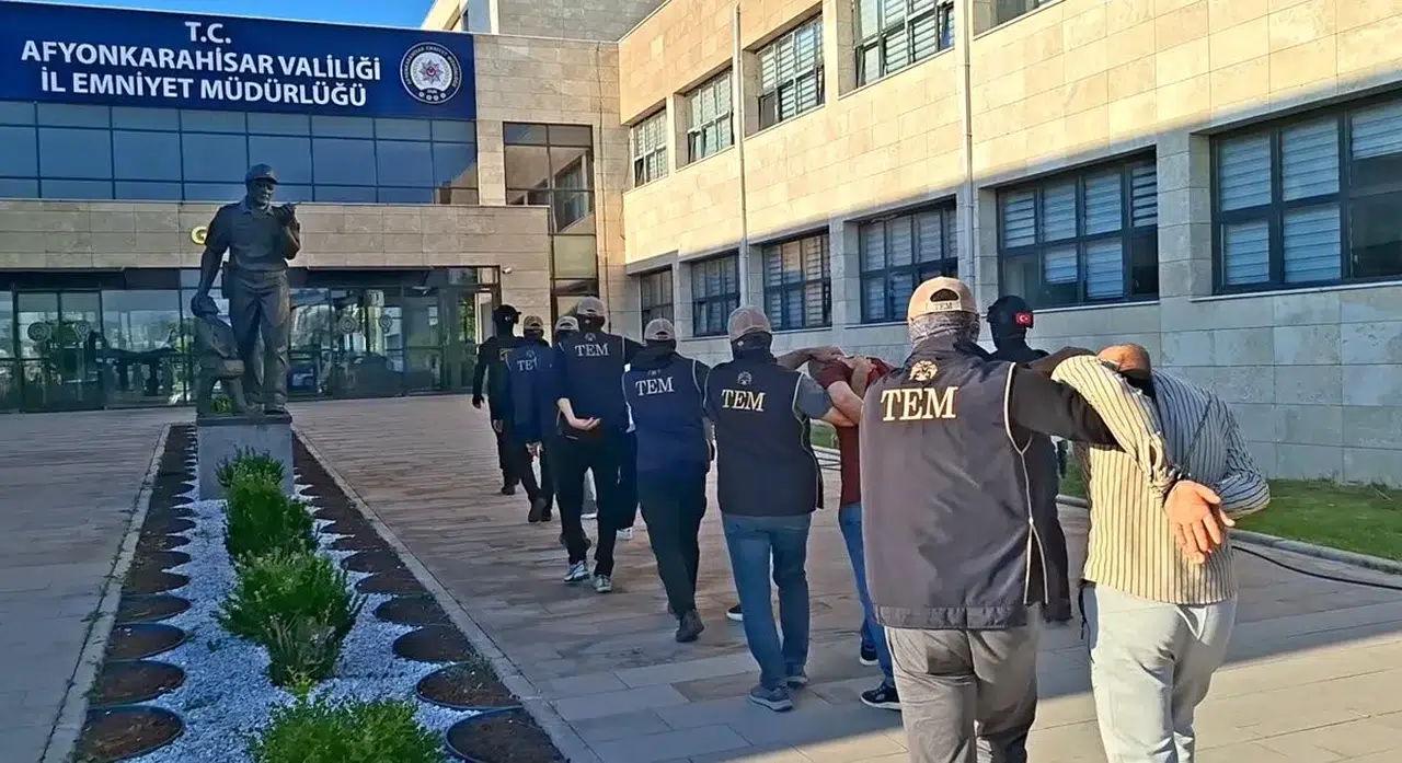 Afyonkarahisar'da terör örgütüne şafak baskını: 7 şüpheli kıskıvrak yakalandı