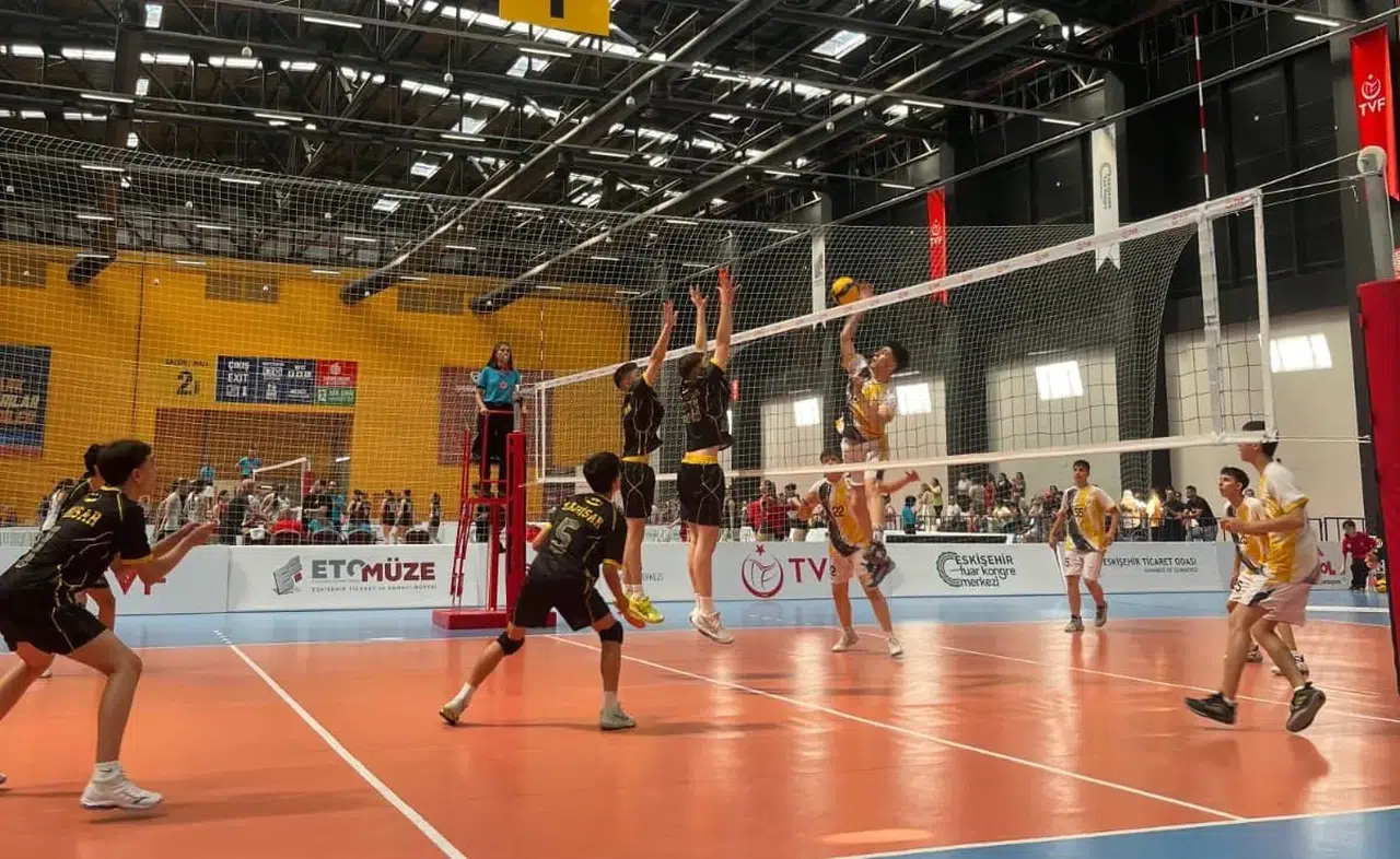 Manisa voleybolunda tarihi başarı: Akhisar’ın gençleri rotayı belirledi