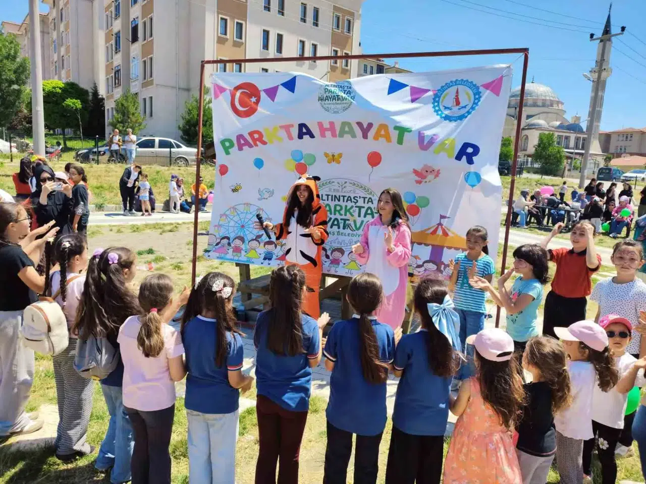 Altıntaş’ta miniklerin bayramı: Parklar kahkahalarla doldu