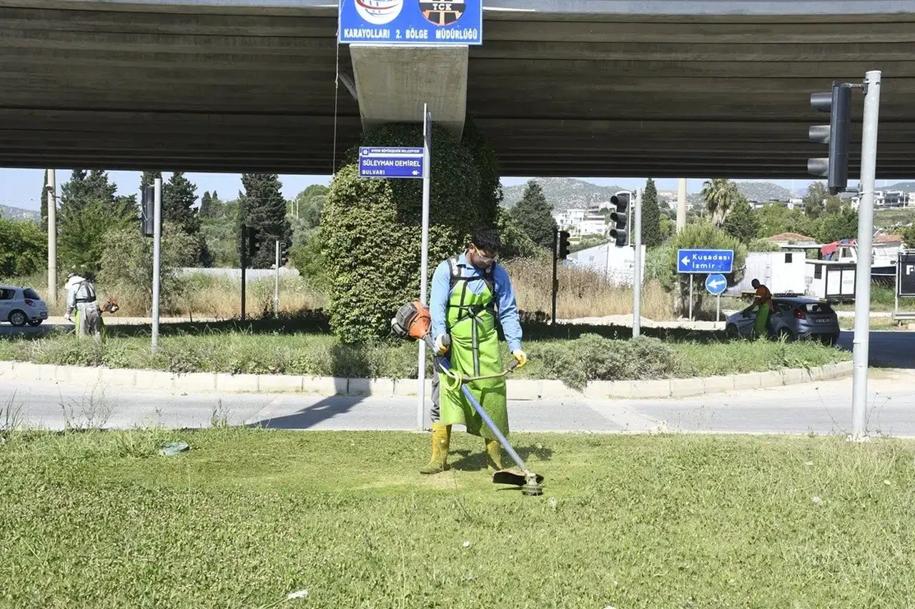 Kuşadası’nda sezon hazırlığı: Parklar ve yeşil alanlar yaza hazır