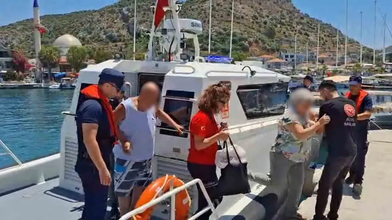 Mavi sularda acil durum: Tur teknesinde fenalaşan yolcu için seferberlik