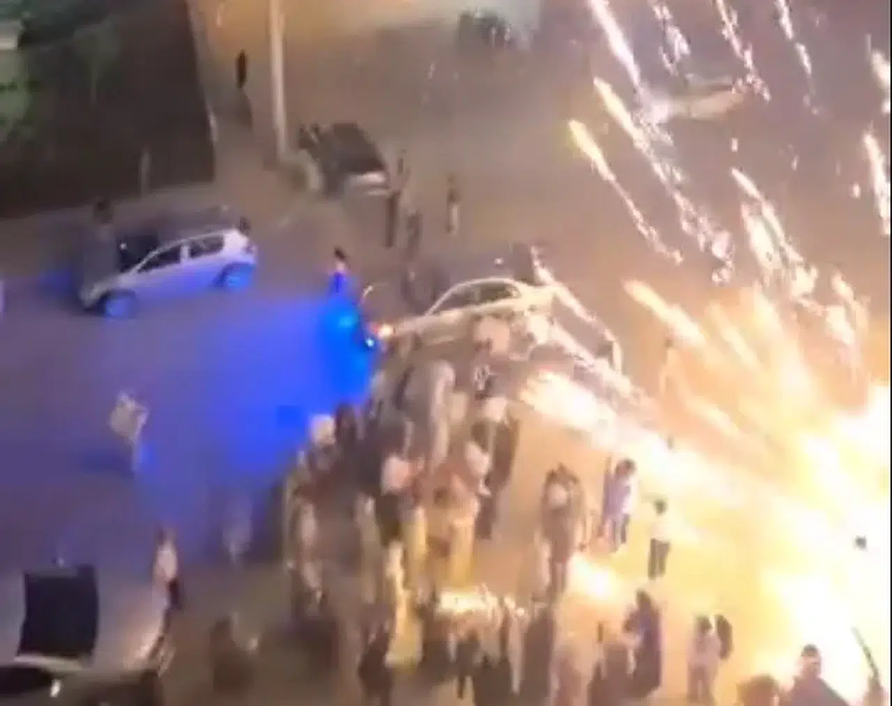 Bornova'da nişan eğlencesi kabusa döndü: Havai fişekler davetlilerin üzerine yağdı