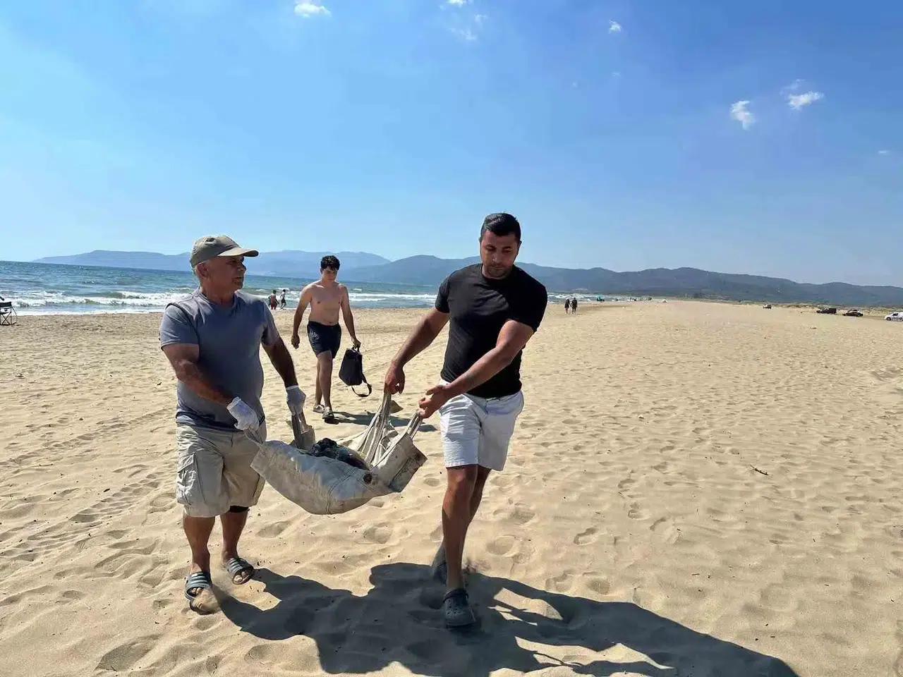 Denizlerde vicdansızlık kol geziyor: Bir caretta caretta daha taş bağlanarak ölüme terk edildi