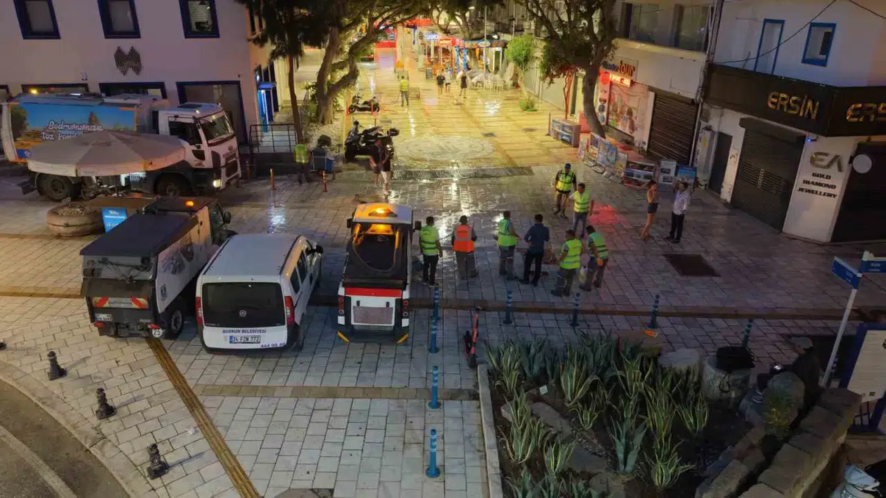 Bodrum’un kalbinde hijyen operasyonu: Çarşı Mahallesi pırıl pırıl oldu