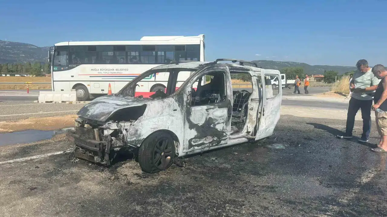 Muğla yolunda dehşet anları: Alevler içinde kalan araçtan mucizevi kurtuluş