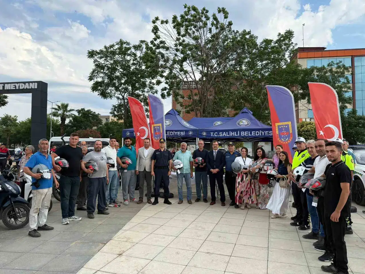 Salihli’de trafikte can güvenliği için kask seferberliği