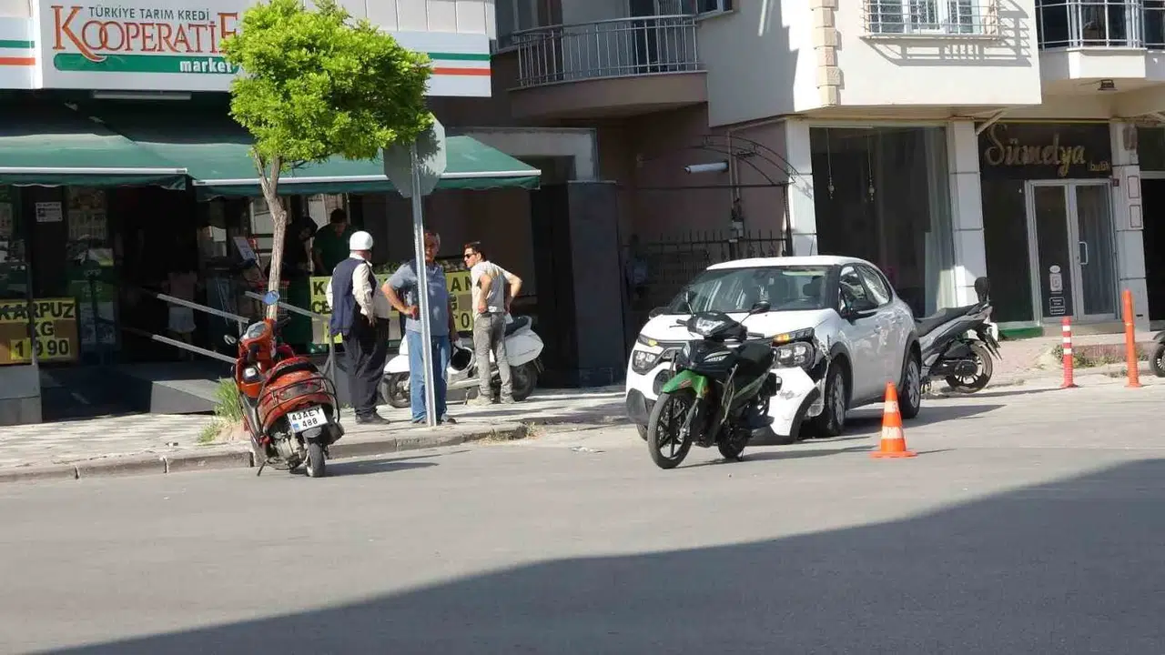 Tavşanlı'da dikkatsizlik kazaya davetiye çıkardı: Park halindeki araçla motosiklet çarpıştı