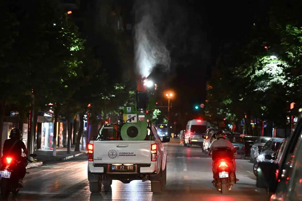 Manisa'da sinek mesaisi: 17 ilçede dev ilaçlama operasyonu