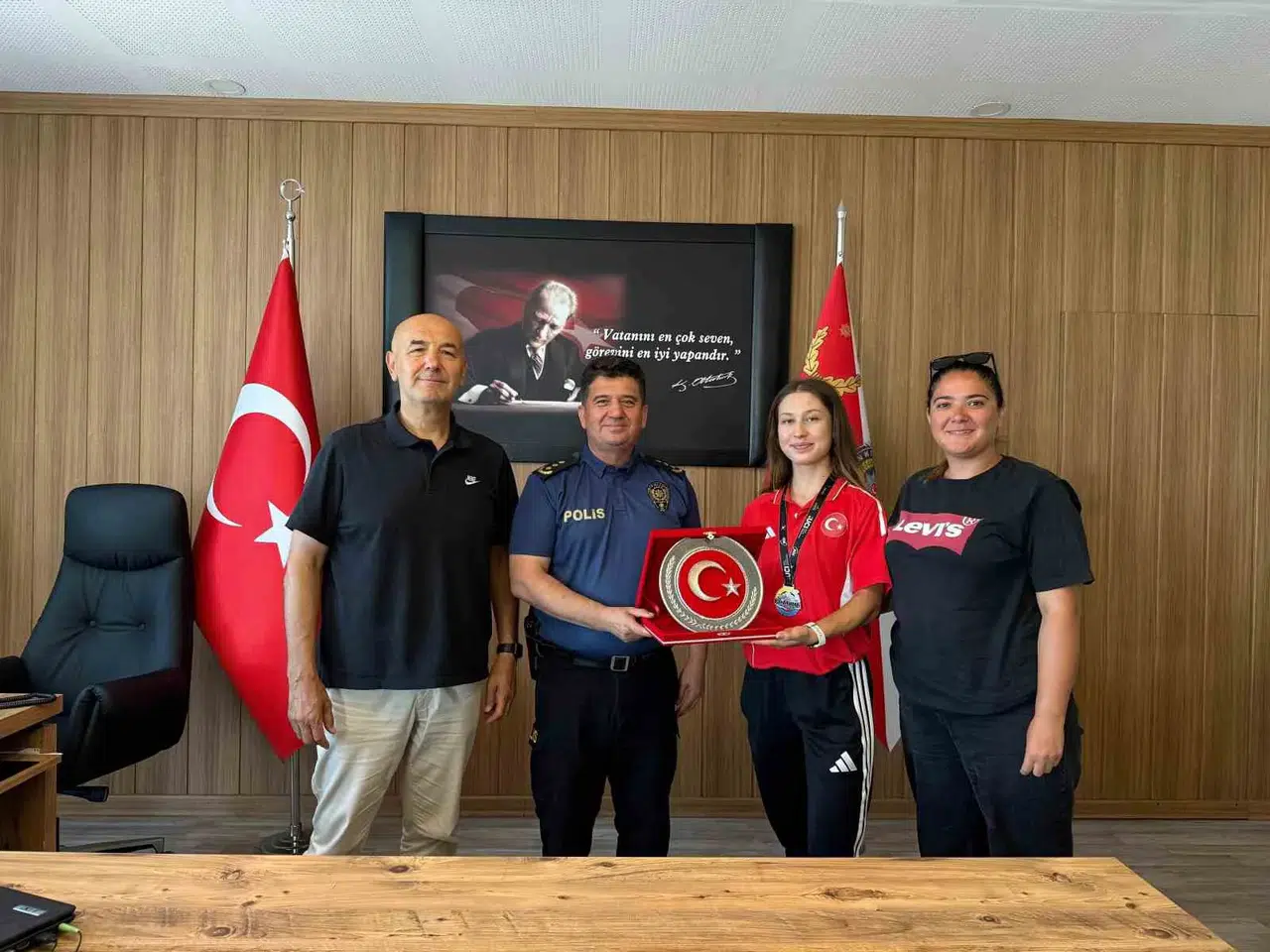 Madalya yolunda emniyet kalkanı: Milli bisikletçiden vefa ziyareti