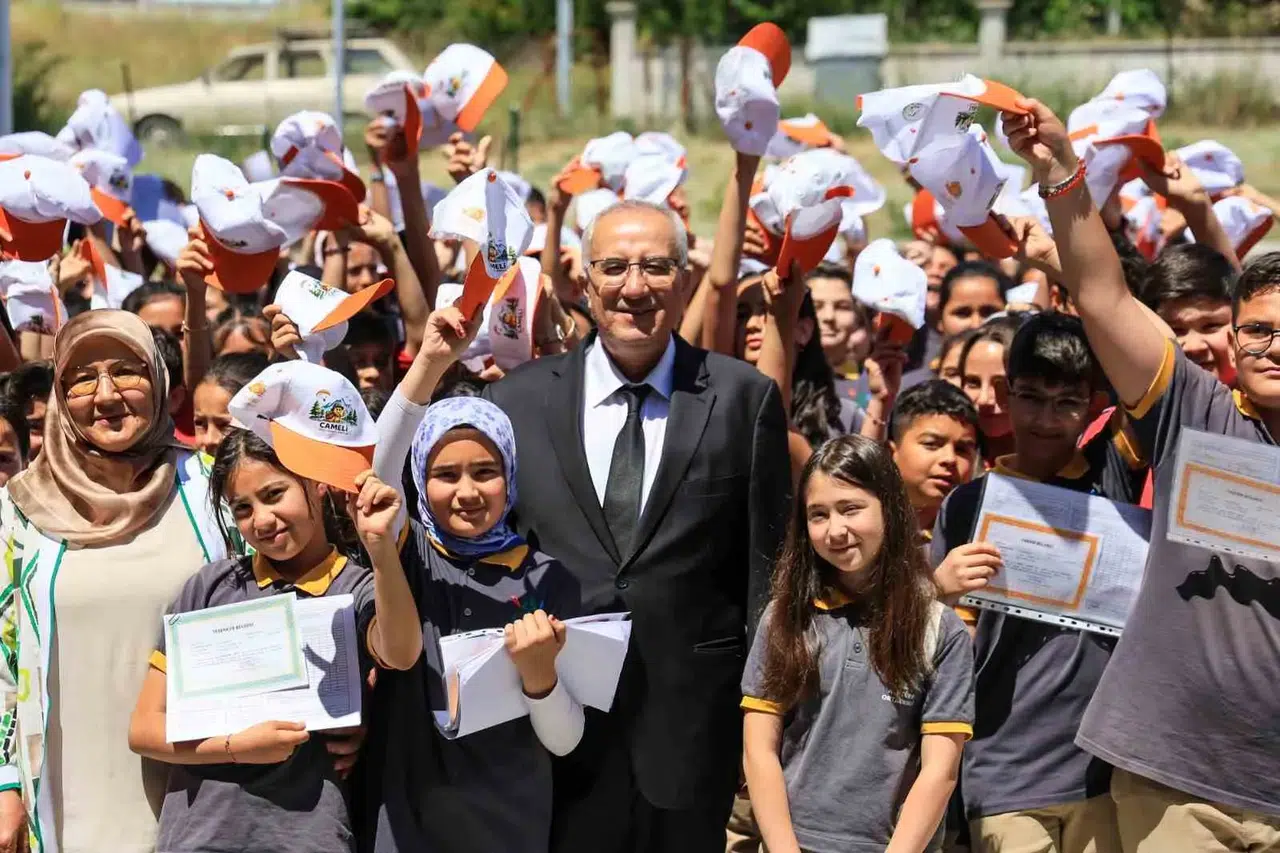 Denizli'den Şırnak'a uzanan gönül köprüsü: Karne sevincini şapkalarla taçlandırdılar