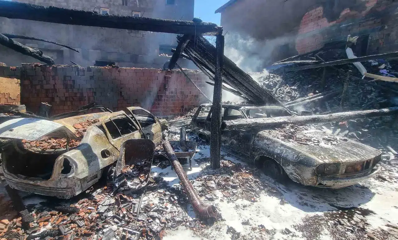 Kütahya'da kabus dolu anlar: Avluda başlayan yangın araçları küle çevirdi