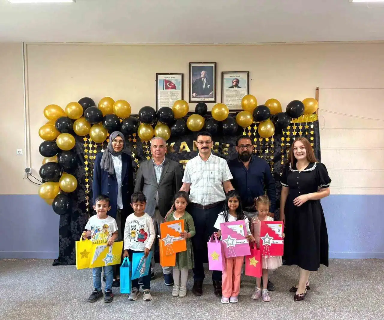Emirdağ’da karne günü coşkusu: Minik öğrencilerin tatil heyecanına protokol ortak oldu