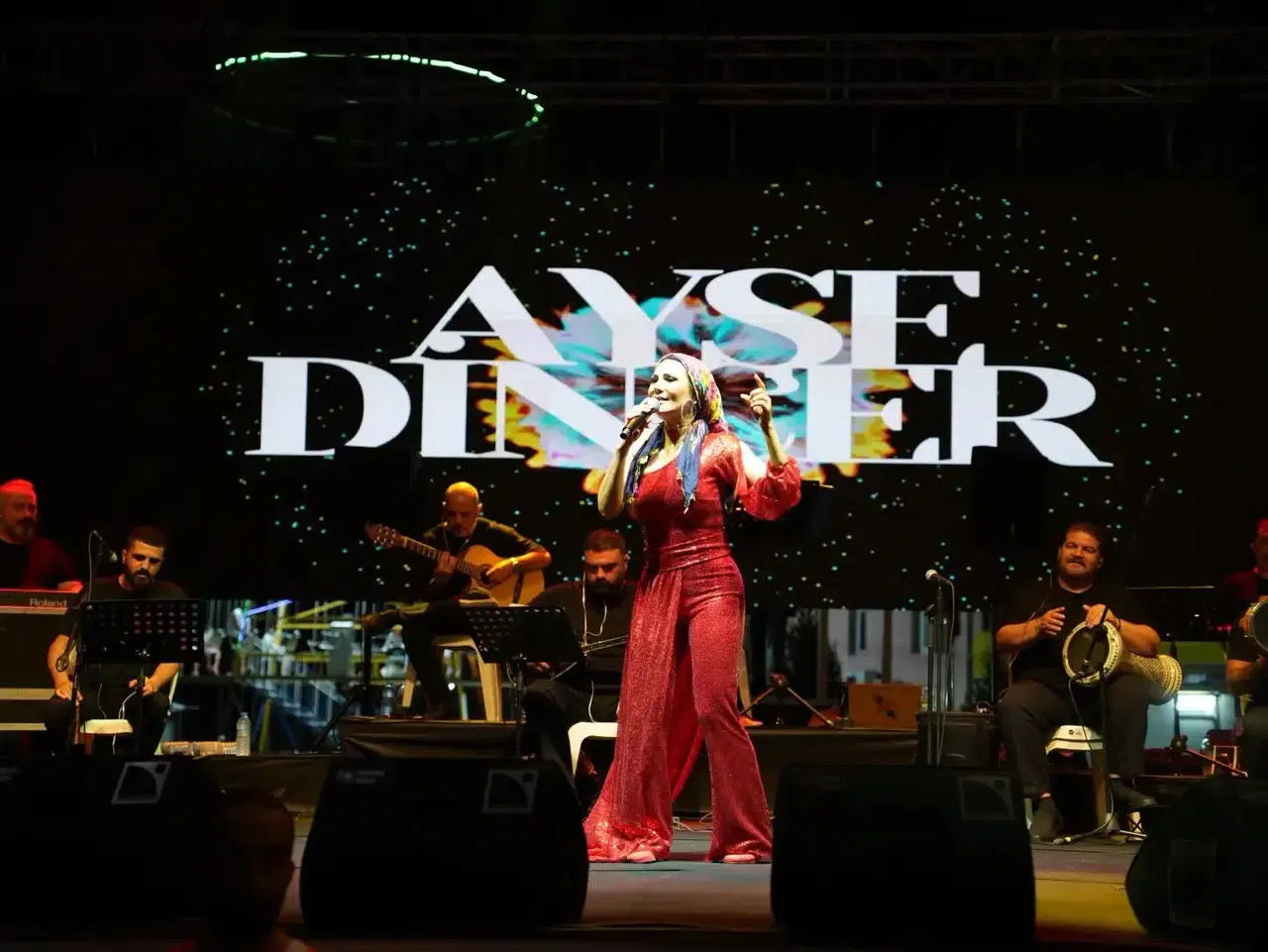 Koçarlı'da müzik ziyafeti: Ayşe Dinçer sahneye çıktı, meydanlar dolup taştı