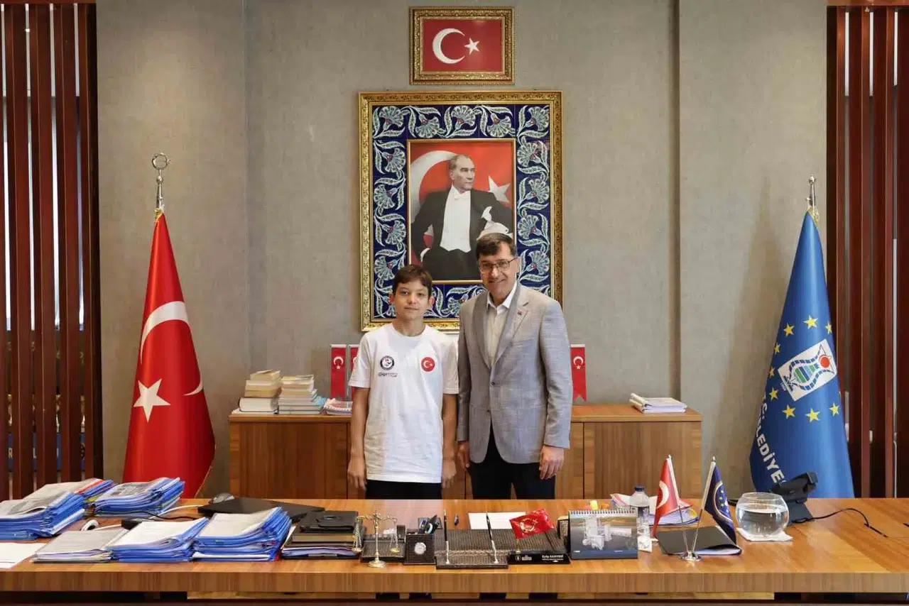 Havuzun genç yeteneği Kütahya’nın göğsünü kabarttı: Başkan Kahveci’den milli sporcuya tebrik