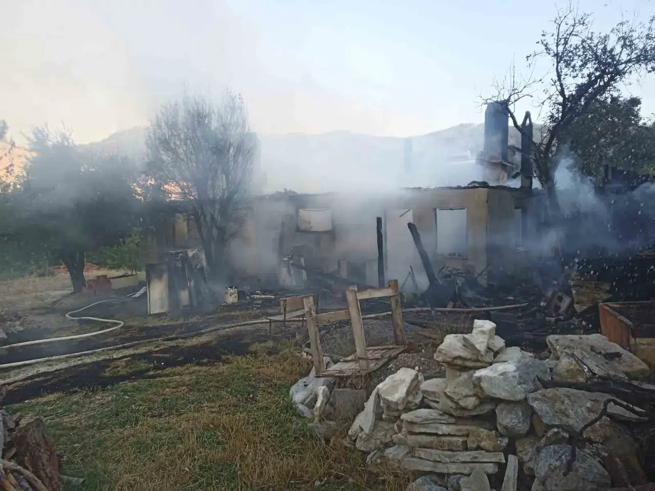Denizli'de korkutan yangın: Bir ev küle döndü