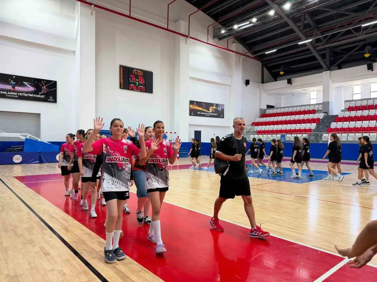 Geleceğin yıldızları Aydın’da sahne aldı: Hentbol şöleni başladı