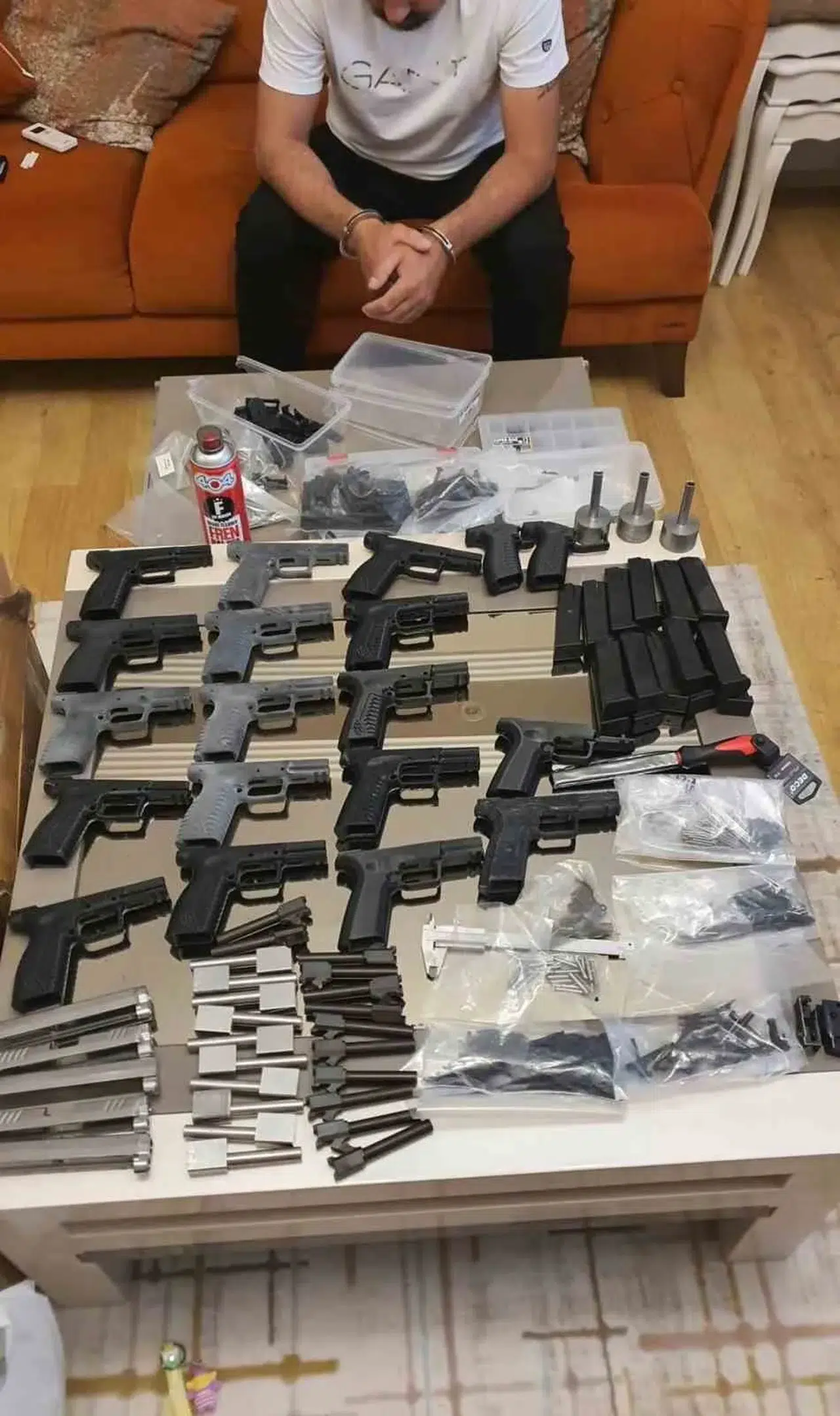 İzmir'de yeraltı dünyasına ağır darbe: Silah fabrikasına dönüştürülen evlere baskın