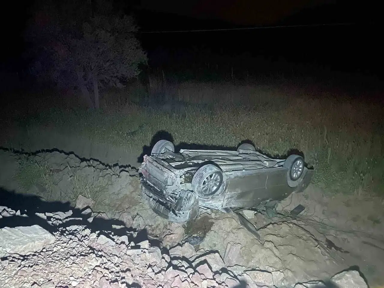 Manisa'da gece yarısı korkutan kaza: Genç sürücü yaşam mücadelesi veriyor