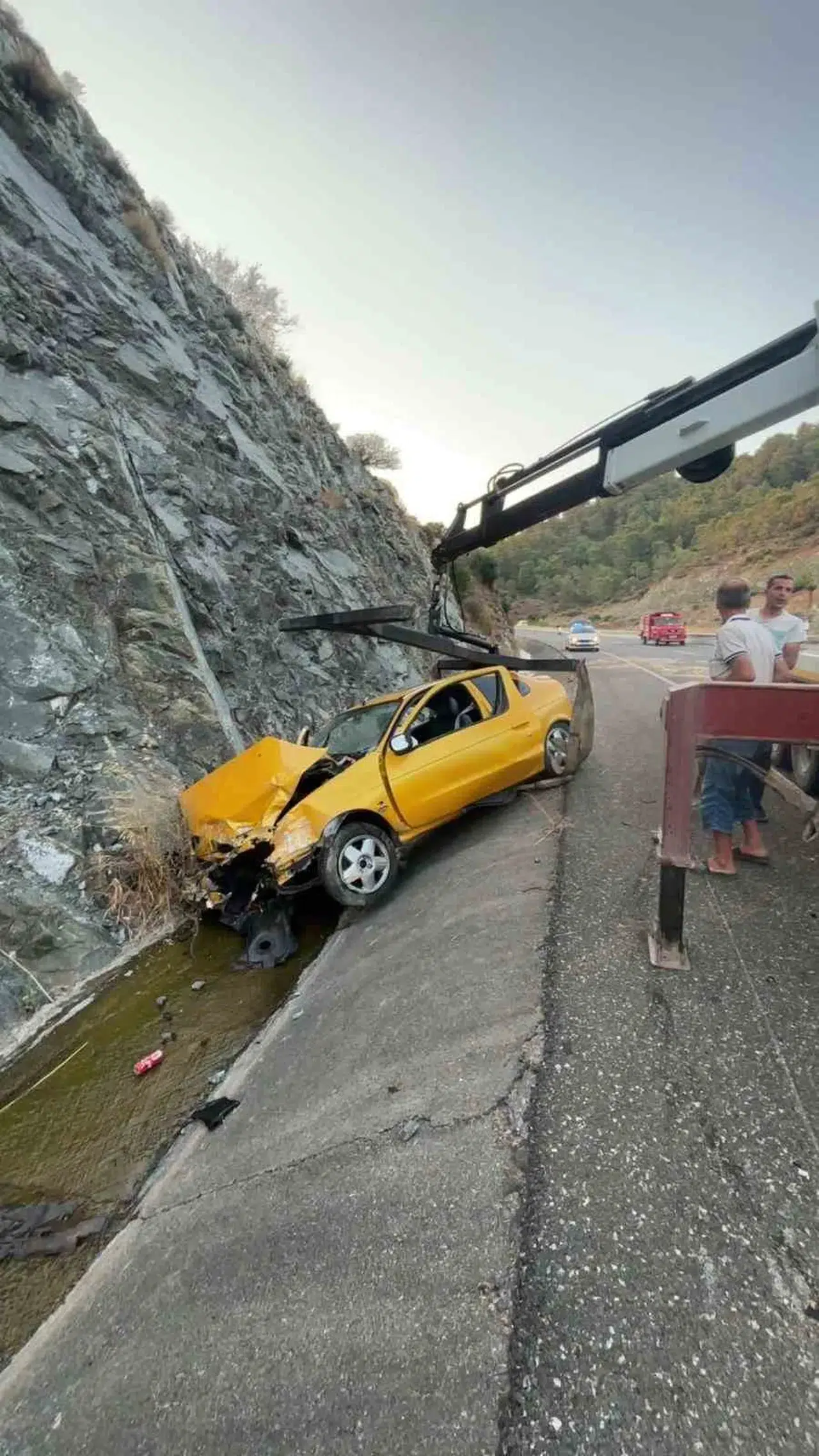 Ortaca’da dehşet anları: İstinat duvarına çarpan araç hurdaya döndü