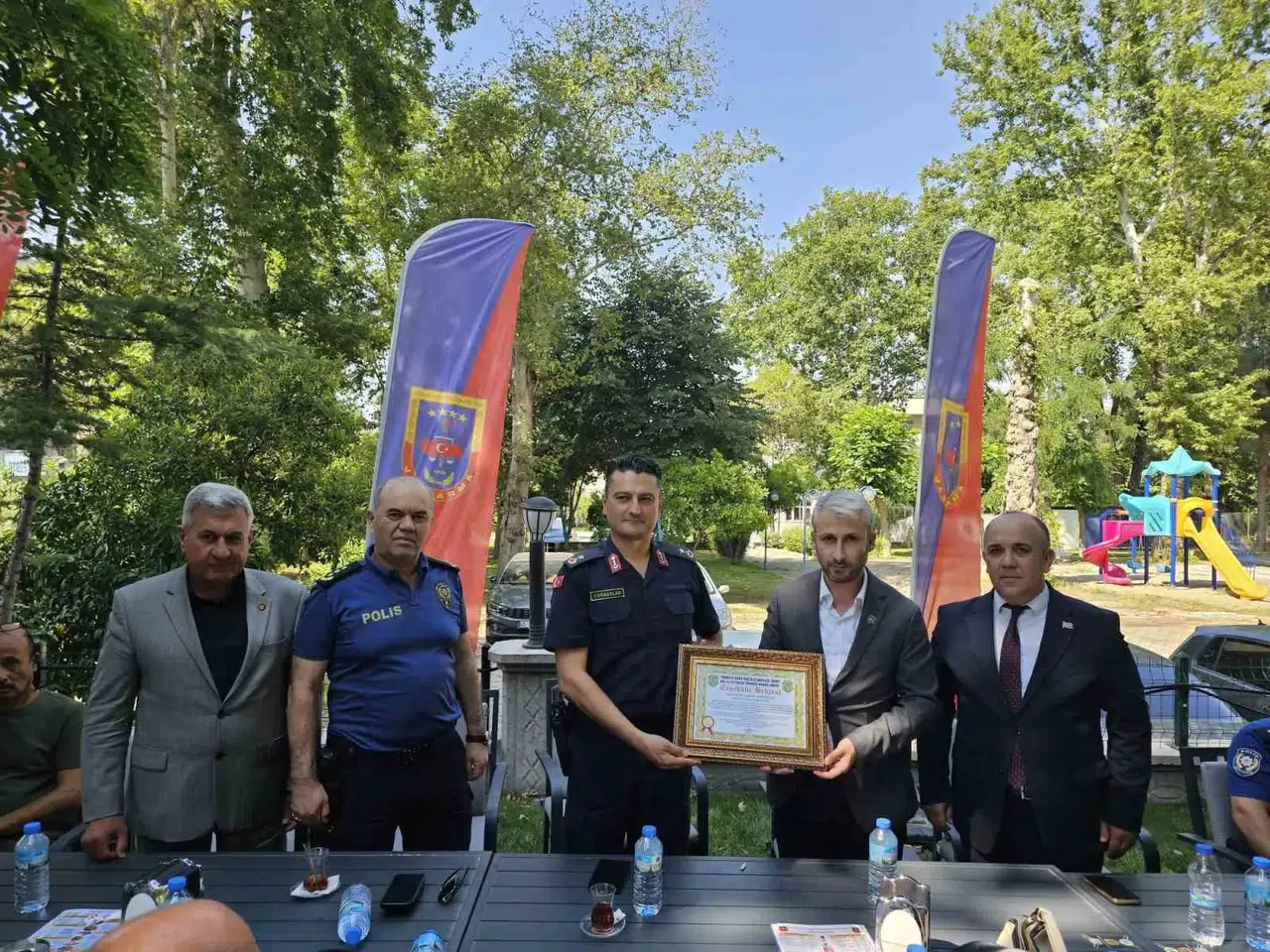 Salihli'de vefa dolu veda: Komutana anlamlı teşekkür