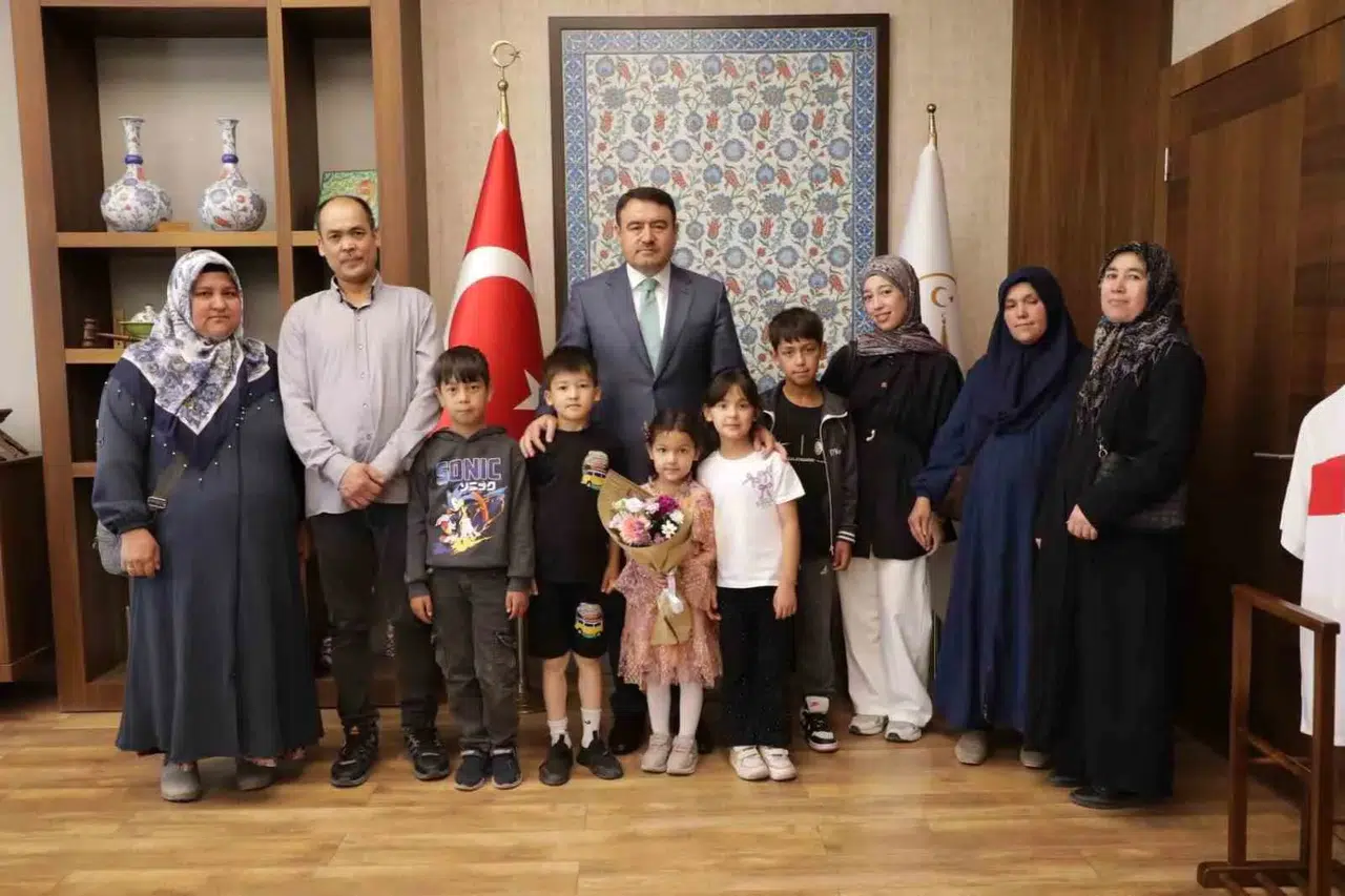 Minik yüreklerden büyük vefa: Şehitliğin gizli kahramanları Valilikte ağırlandı