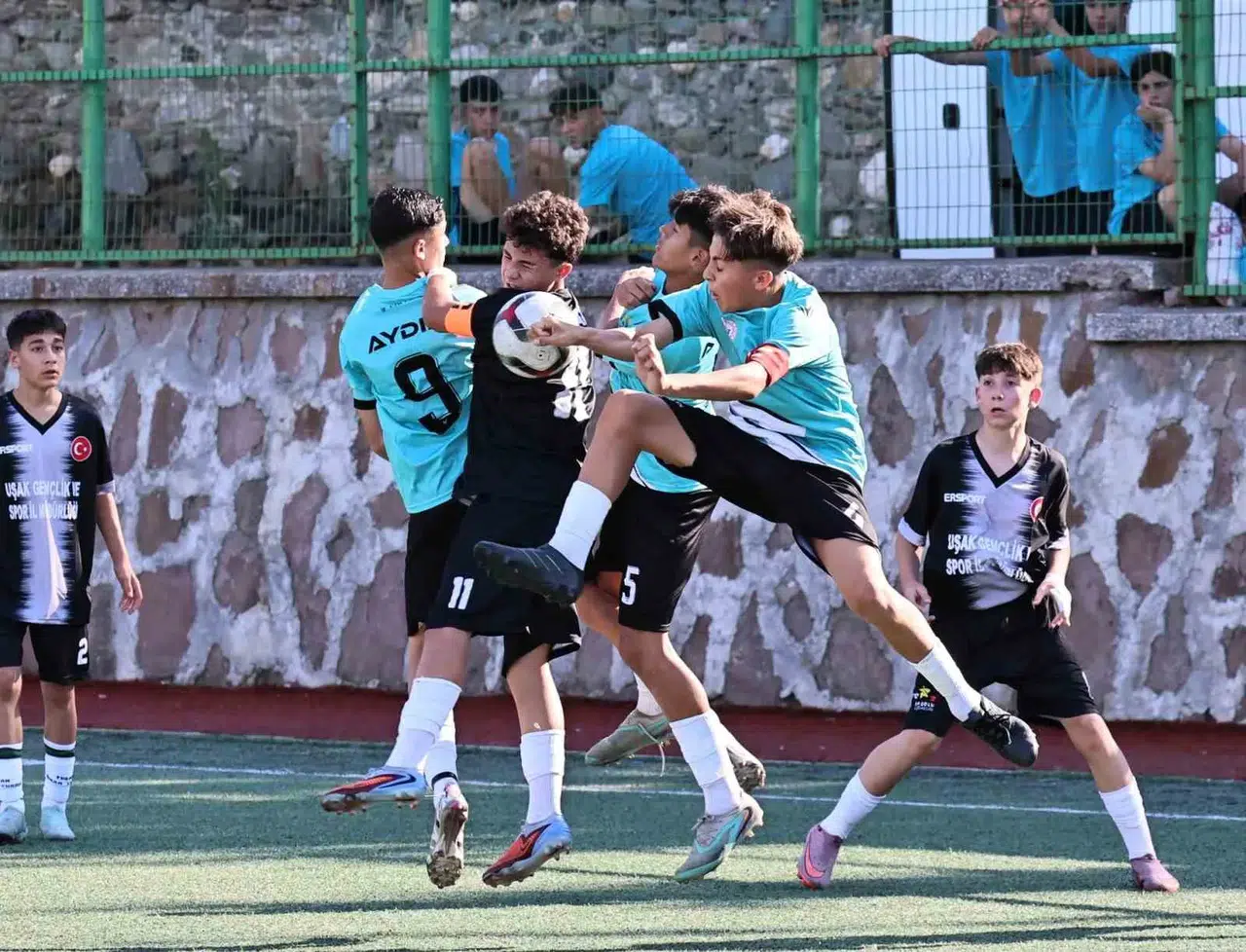 Geleceğin yıldızları Manisa’da buluştu: 154 genç yetenek sahada ter döküyor