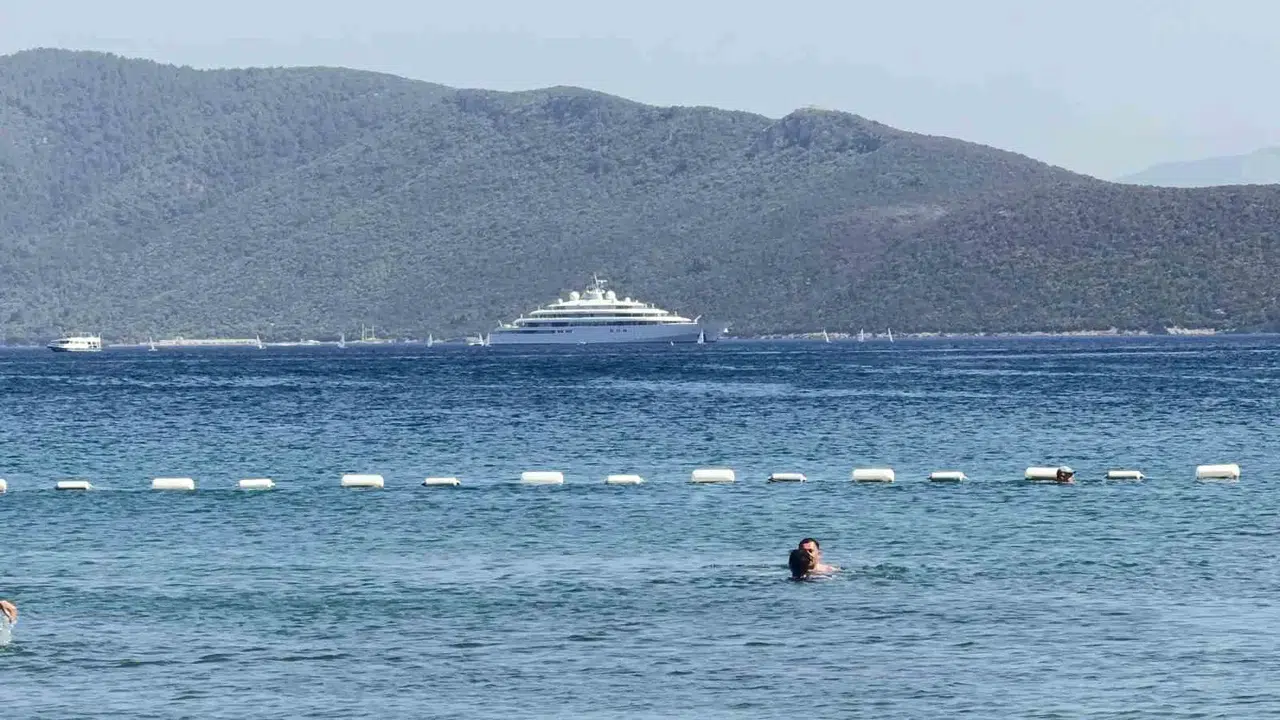 Bodrum sularında devasa şıklık: 150 milyon dolarlık yüzen kale