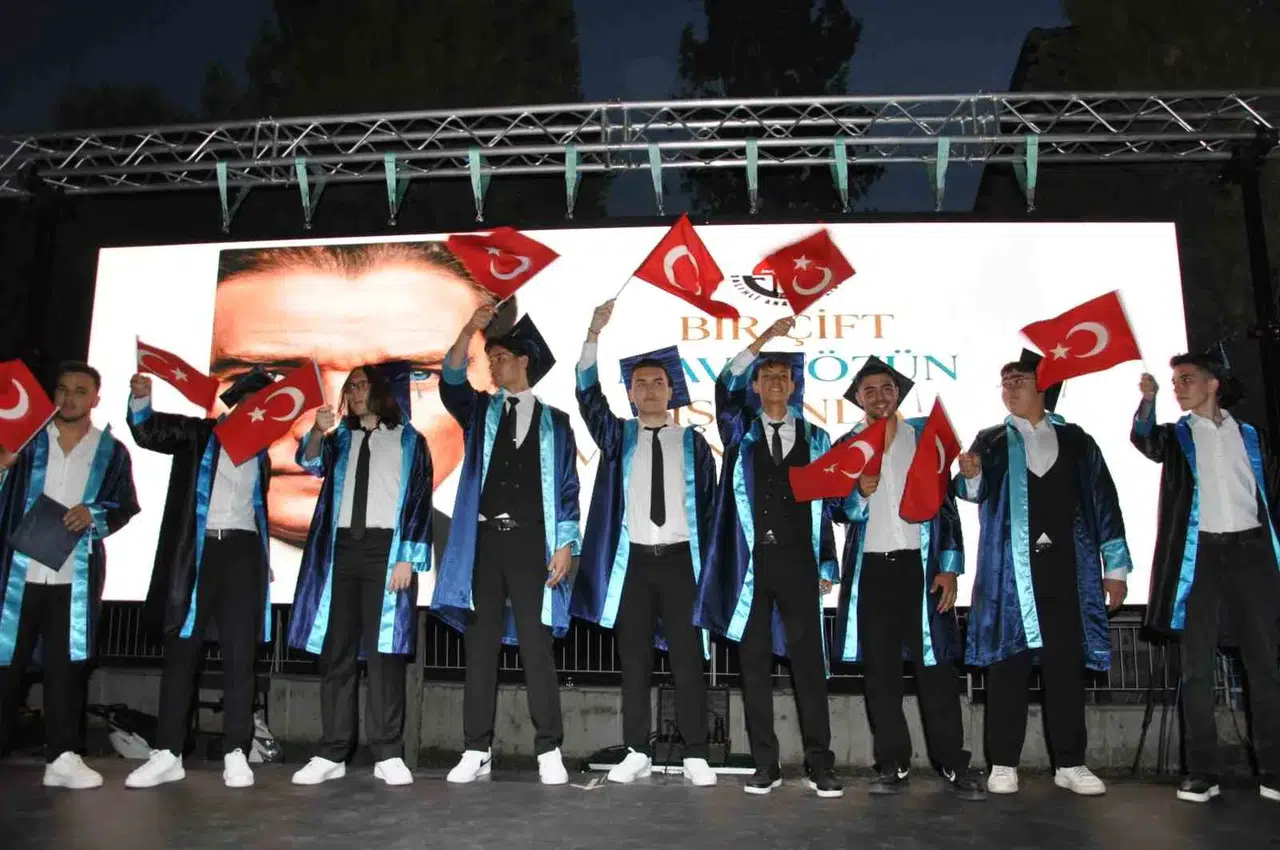 Salihli Anadolu Lisesi’nde 17. dönem gururu: 102 öğrenci kep attı