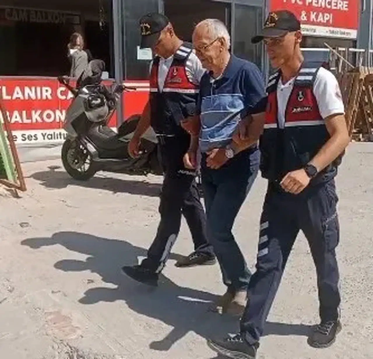 Kuşadası’nda kooperatif operasyonu: Başkan Hüsnü Öten emniyete götürüldü