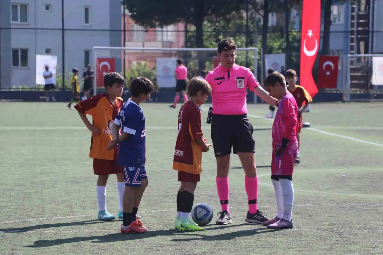 Denizli'de minik kramponlar sahneye çıktı: Şampiyonluk kupası sahibini buldu