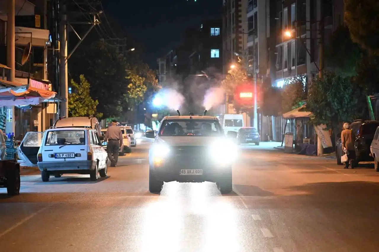 Manisa'da sineklere geçit yok: Ekipler sahada mesaiyi ikiye katladı