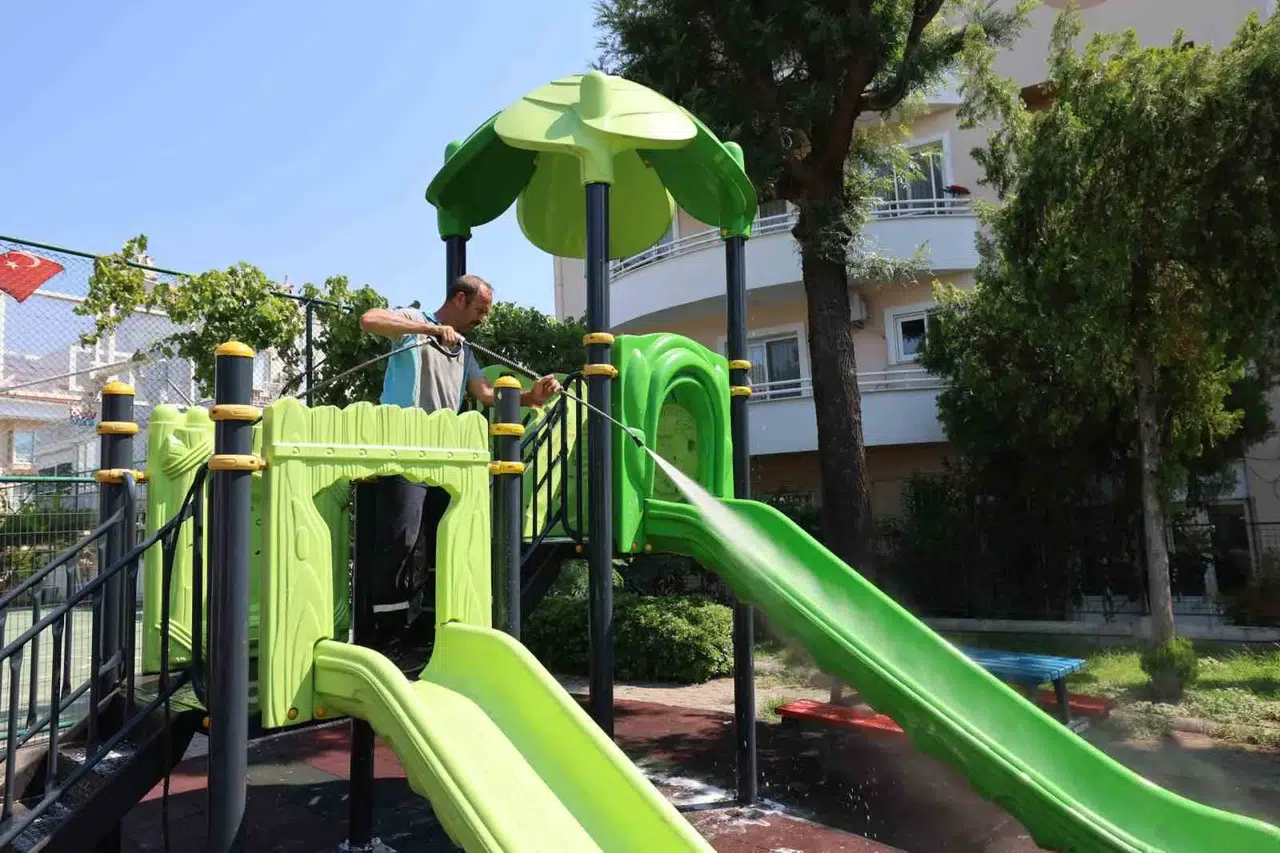 Marmaris’te yaz mesaisi: Sahiller ve parklar pırıl pırıl