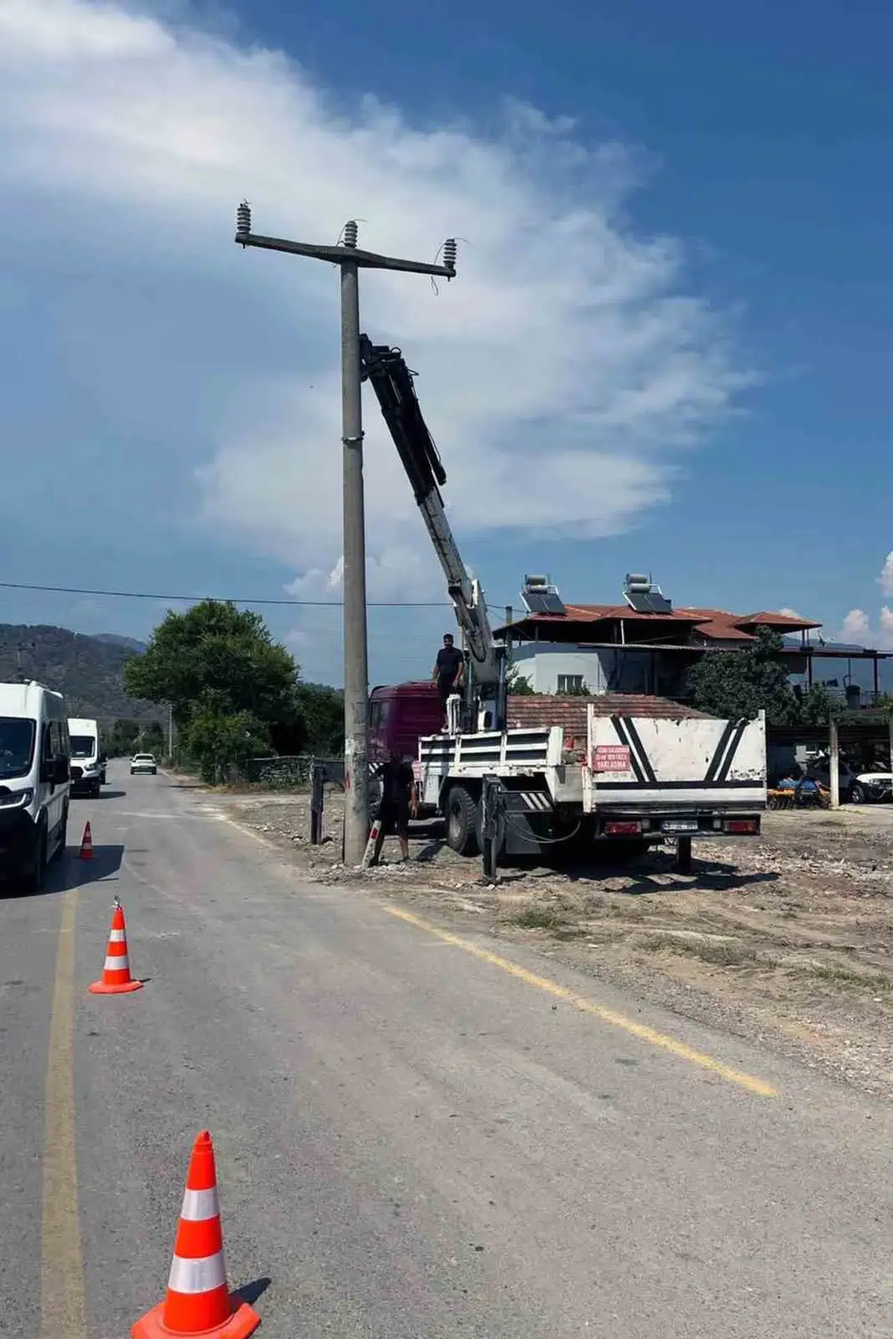 Ortaca’da kara nokta operasyonu: Tehlikeli virajlar güvenli hale getiriliyor