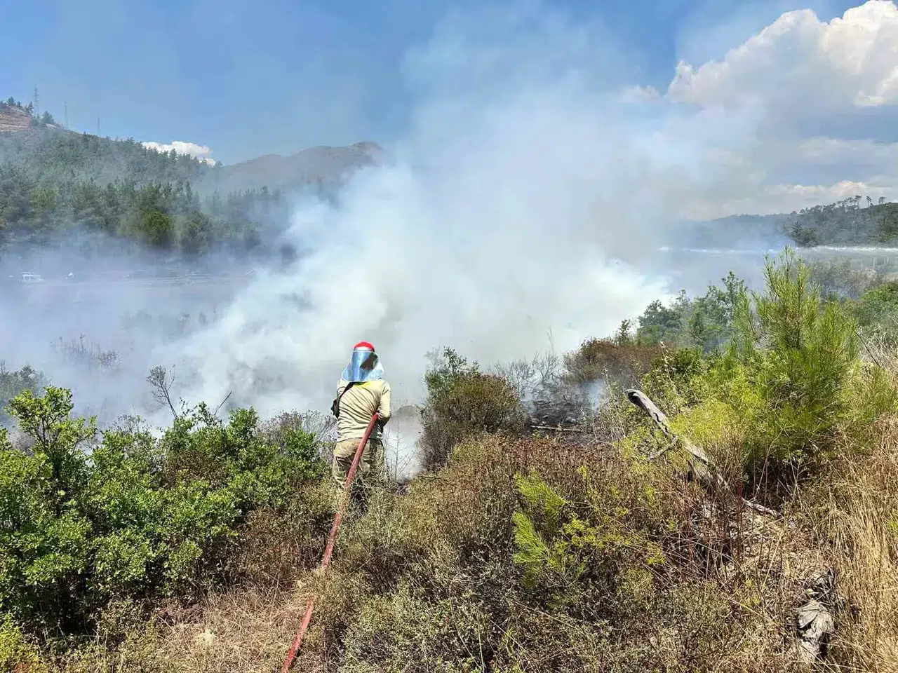 Marmaris'te korkutan alevler: Ekipler orman faciasını önledi