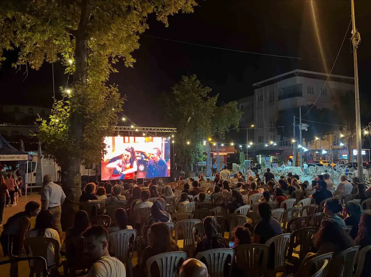 Nostalji rüzgarı Buharkent’e uğradı: Yıldızların altında sinema keyfi