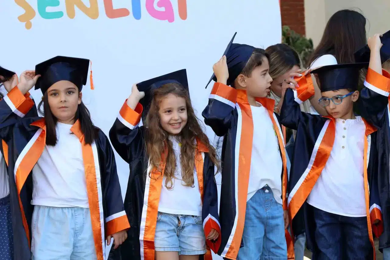 Miniklerin büyük gururu: Üniversite bahçesinde ilk kep atma heyecanı