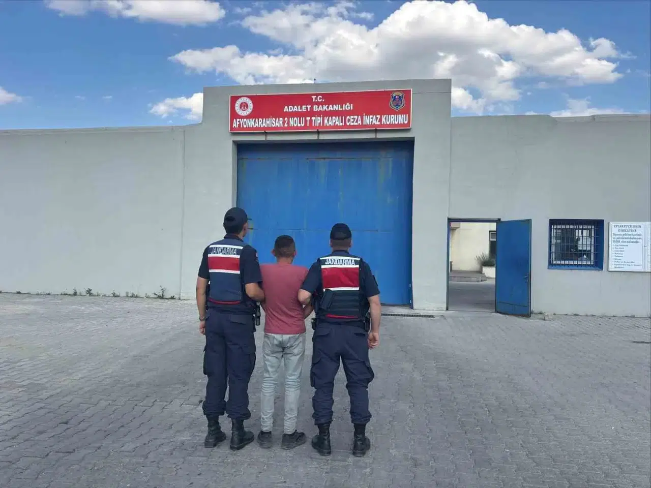 Afyonkarahisar jandarmasından suçlulara geçit yok: 35 gözaltı