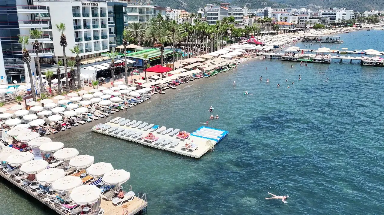 Karne sevincini Marmaris sahillerinde kutluyorlar: Termometreler 36 dereceyi gösterdi