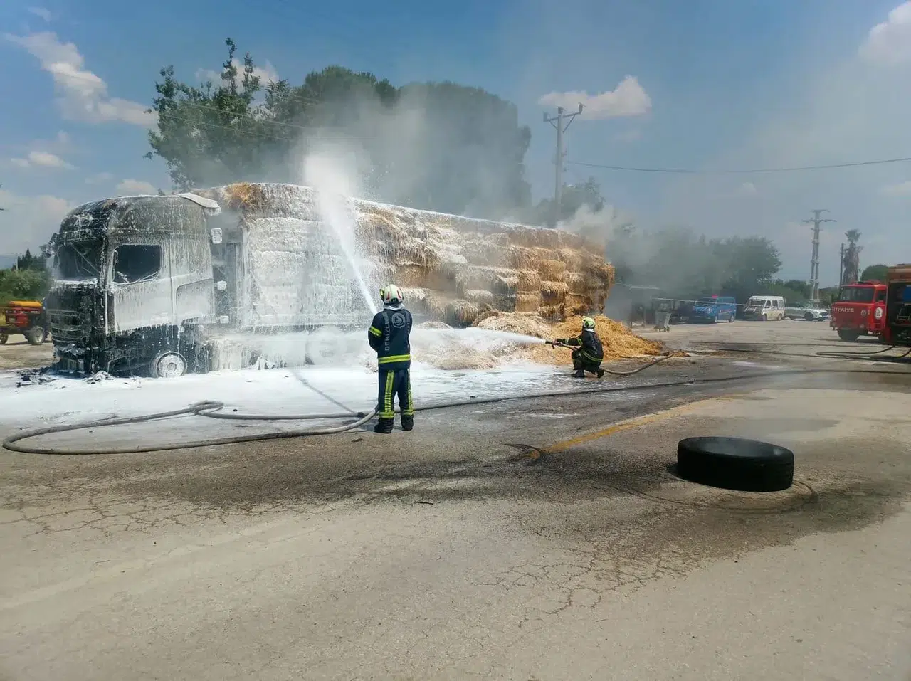 Sarayköy yolunda korku dolu anlar: Saman yüklü tır küle döndü