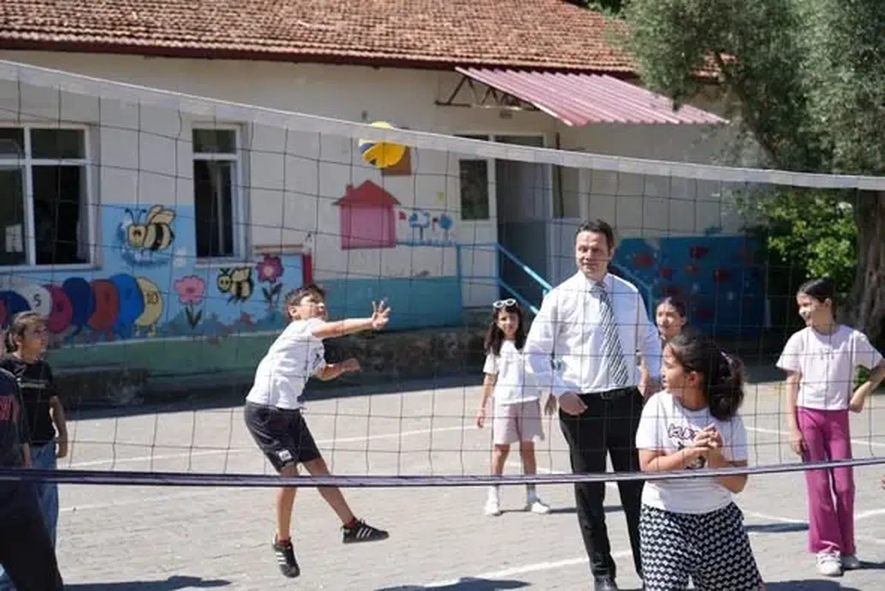 Muğla'da karneler öncesi okul bahçeleri şenlik alanına döndü