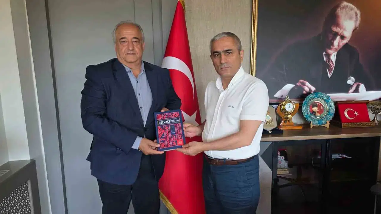 Aliağa’nın dokuma mirası raflardaki yerini aldı: Helvacı Kilimi artık kitaplarda yaşıyor
