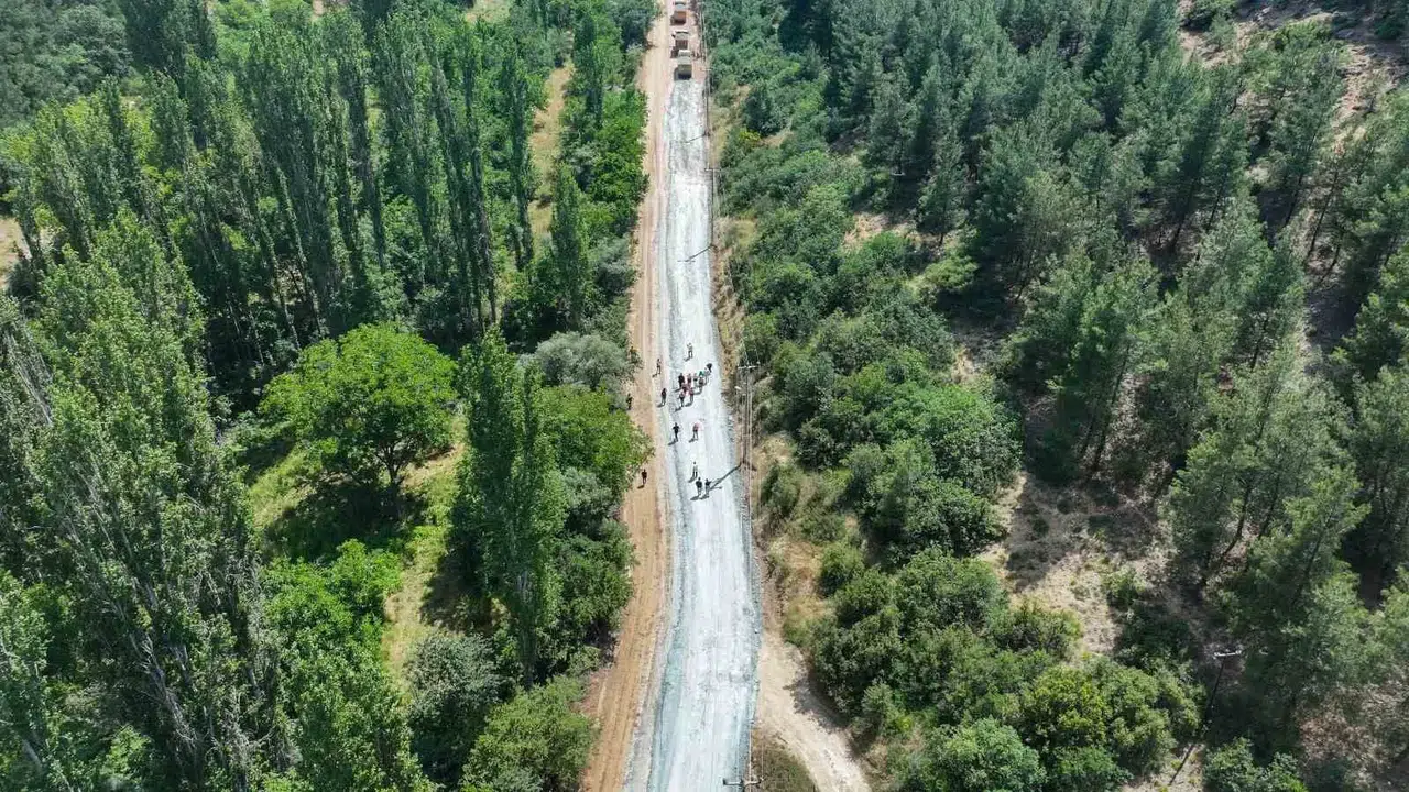 Uşak’ta ulaşım seferberliği: Yeşil Karaağaç yolu yenileniyor