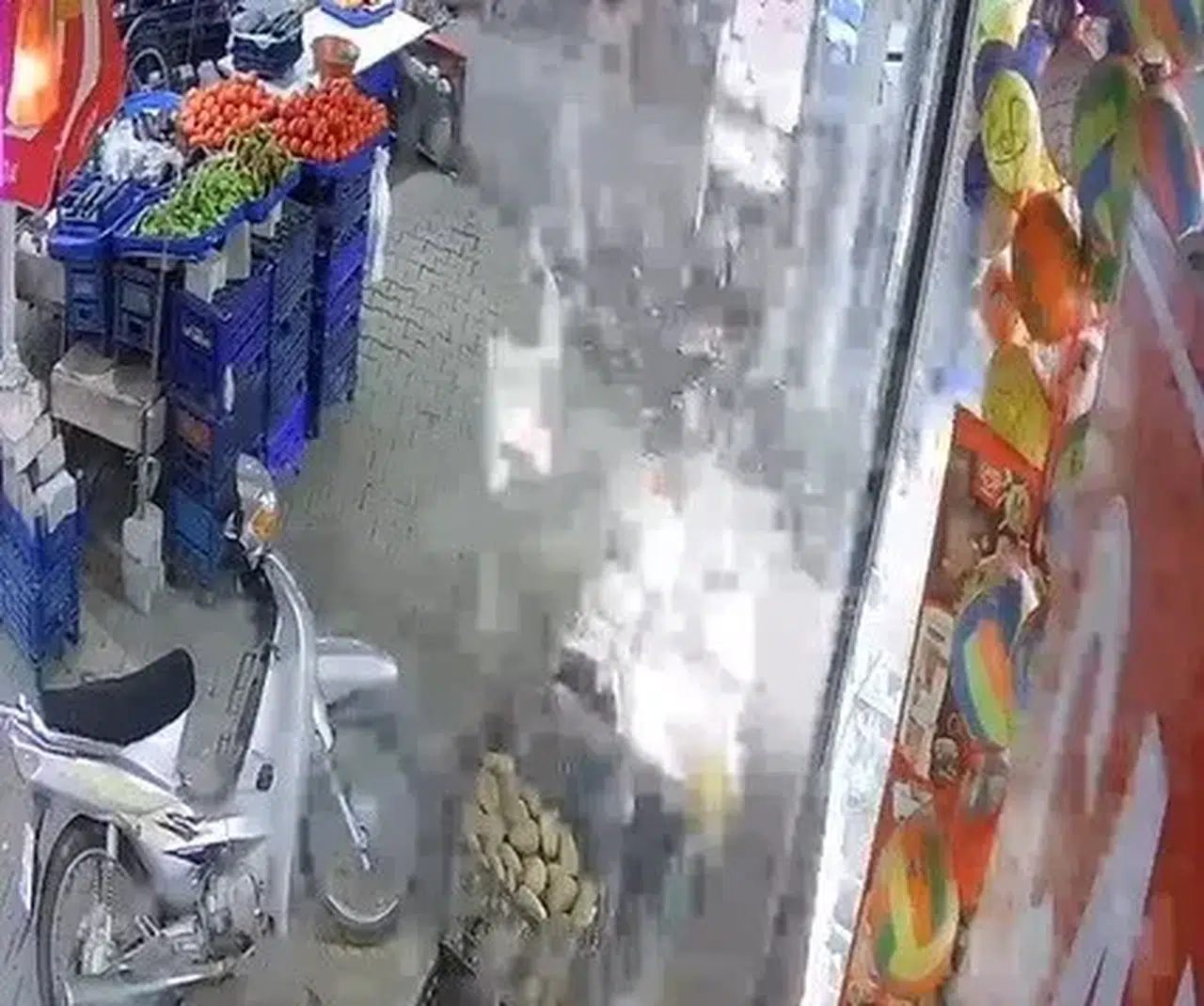 Manisa'da market önünde korkutan patlama: Silah sanıldı ama sirke şişesi çıktı