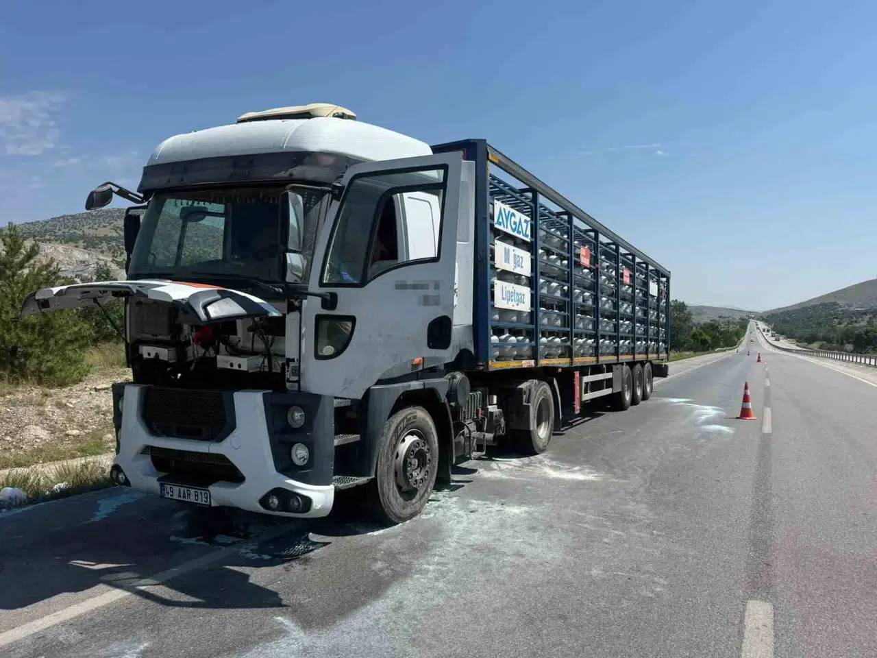 Afyonkarahisar'da nefes kesen anlar: Tüp yüklü tır alevlere teslim oldu