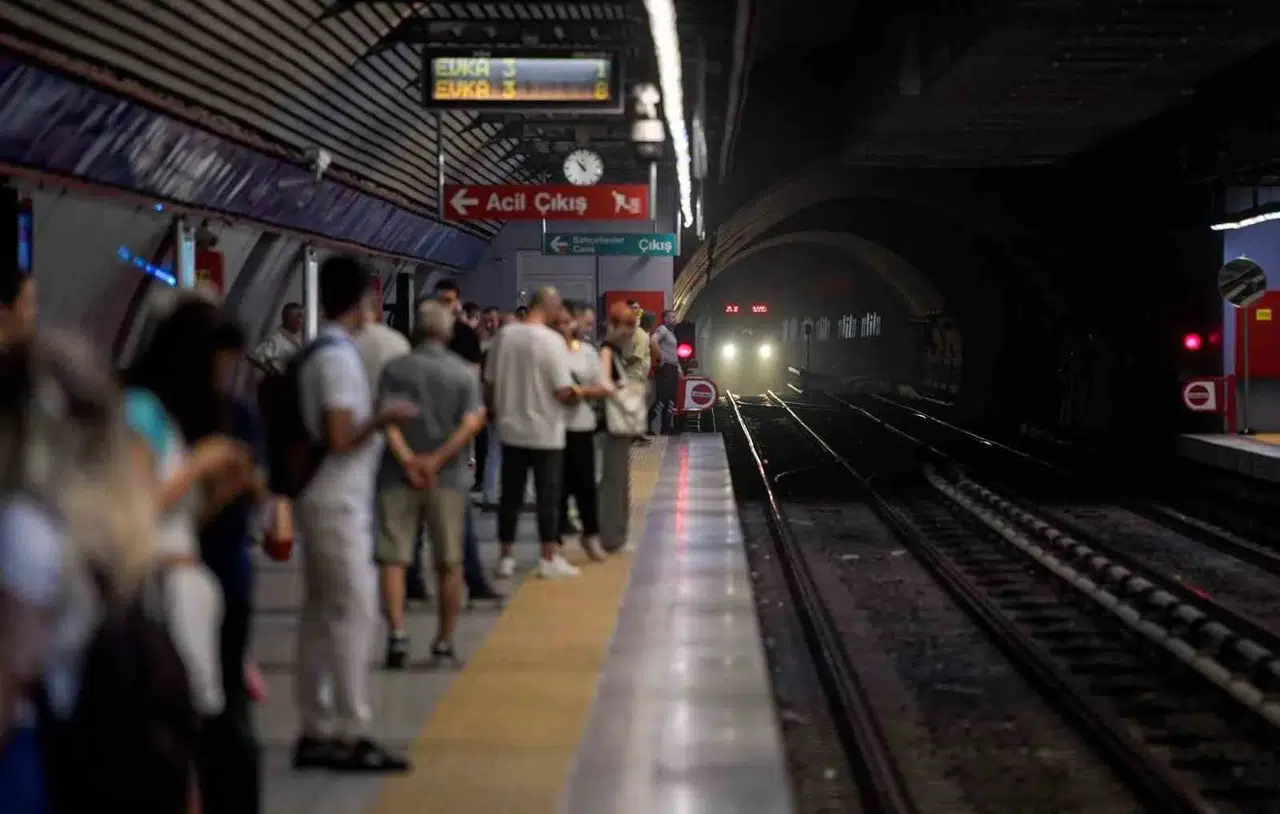 İzmir metrosunda hırsızlık şoku: Binlerce yolcuyu etkileyen sabotaj girişimi