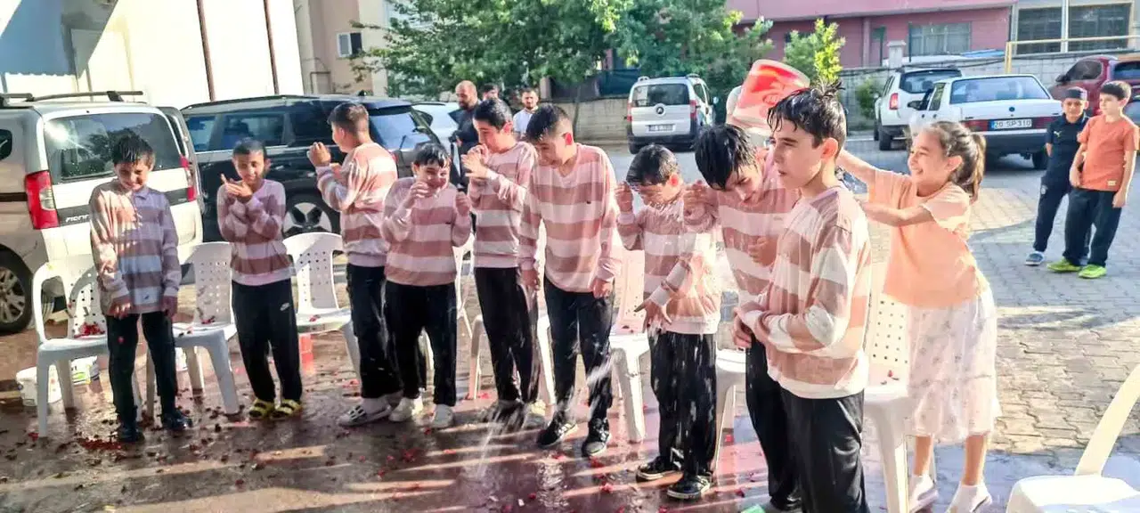 Hafızlık yolculuğunda gül kokulu final: 9 genç başarılarını geleneklerle taçlandırdı