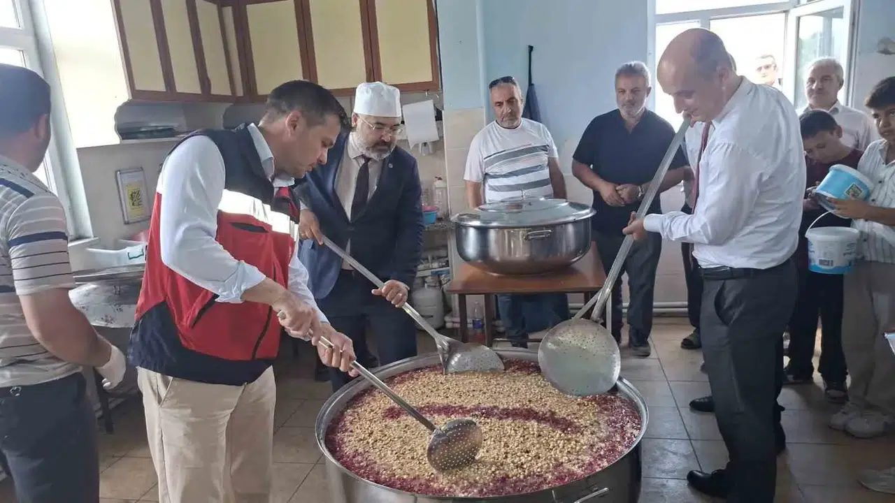 Kütahya’da 16 yıllık gelenek: 2 bin 500 kişilik aşure bereketi