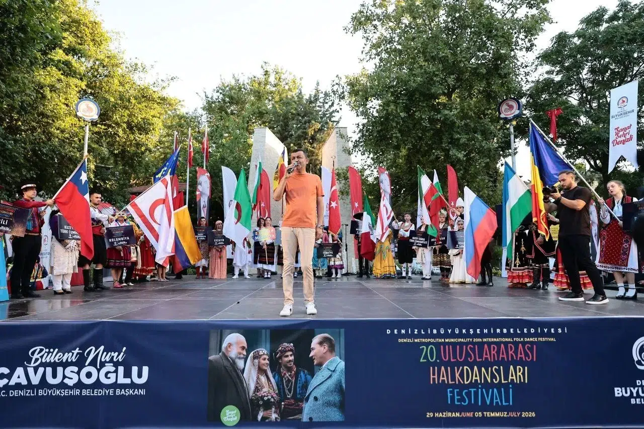 Denizli’de dünya rüzgarı: 20 ülkeden gelen dansçılar barış için sahne aldı