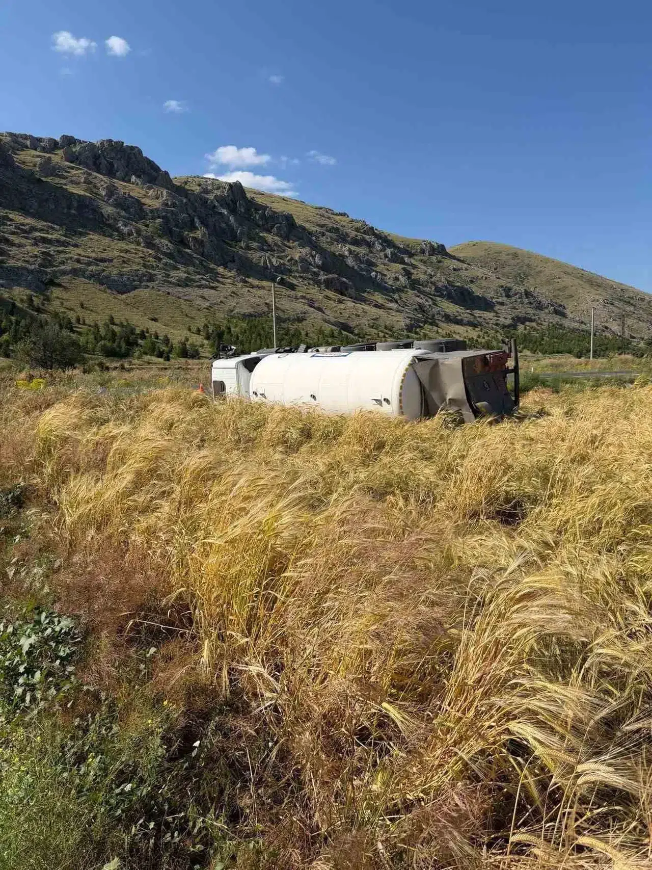 Şuhut yolunda korkutan kaza: Tanker devrildi, sürücü hastanelik oldu