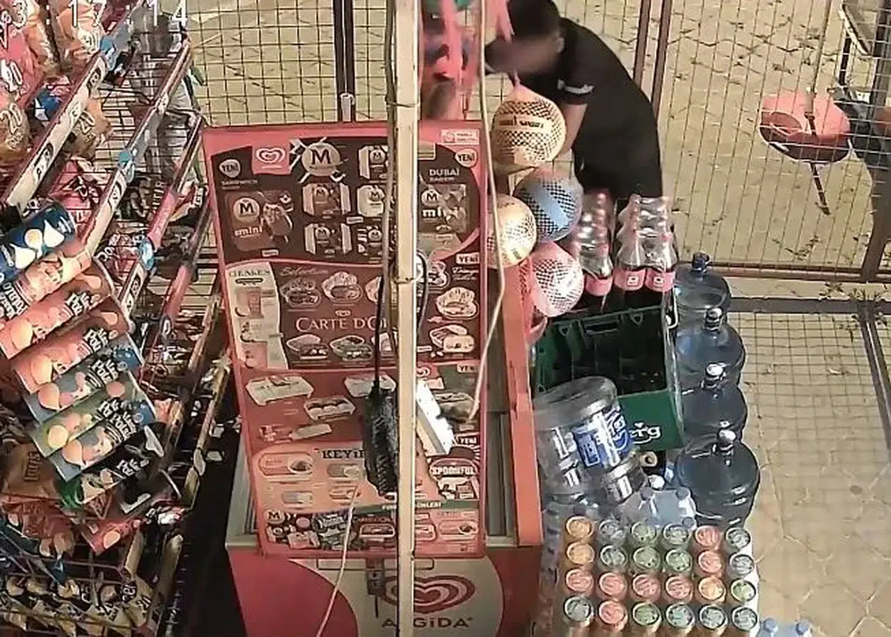 Kuşadası’nda pes dedirten hırsızlık: Marketten çaldıklarını birbirlerine çak yaparak kutladılar